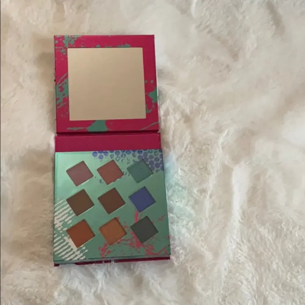 Living in color eyeshadow palette